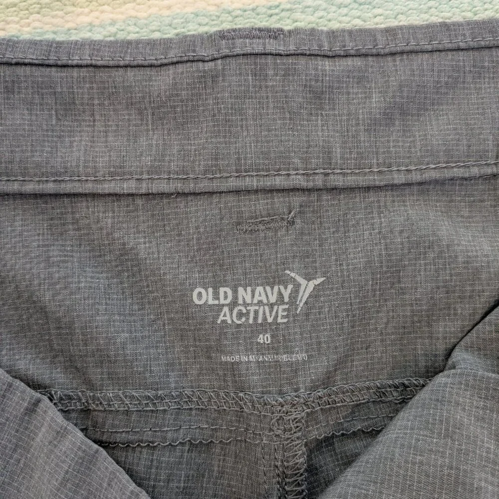 ⭐ Men's Gray Old Navy Active flat front shorts size 40